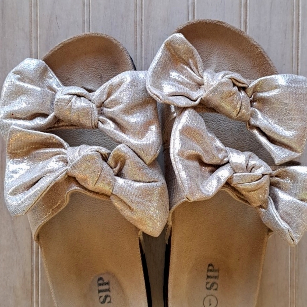 NEW Sip Boutique Metallic Gold Bows Slip-On Girly Fun Comfy Sandals Cork Footbed - Picture 9 of 9